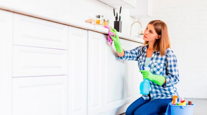 mujer limpiando casa